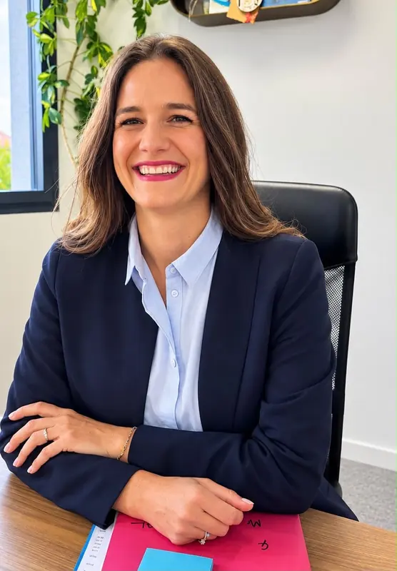 Me Charlotte Besson, avocate en droit de la famille à Valence Maître Charlotte Besson, avocate en droit de la famille à Valence, souriante à son bureau